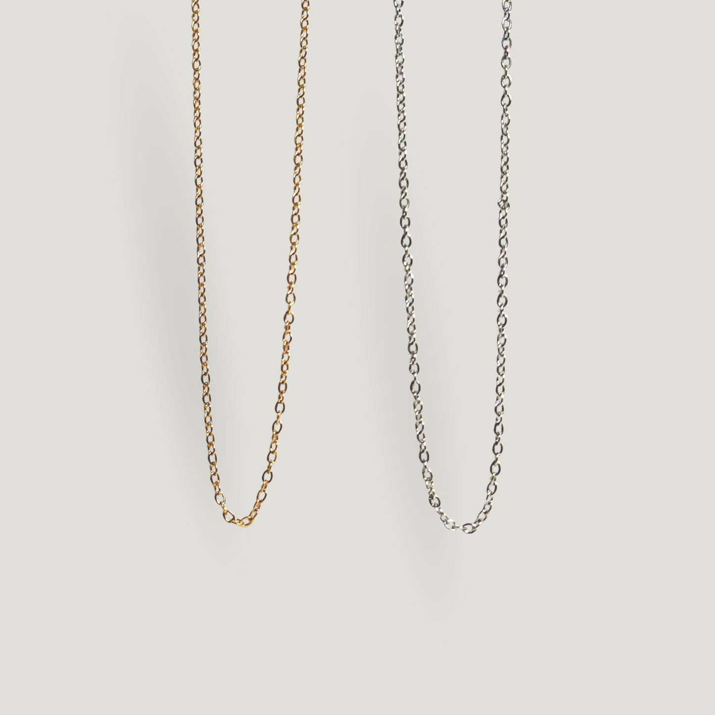 Unisex Silberkette „Lowkey Shy“ lang aus vergoldetem Edelstahl, feine minimalistische Halskette