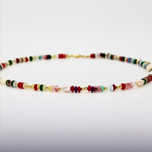 Bunter Choker mit verschiedenen Perlen und goldenen Details auf weißem Hintergrund