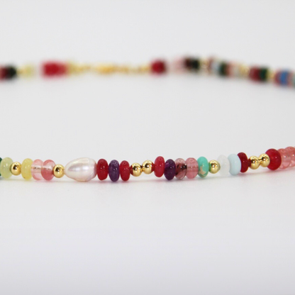 Detailaufnahme eines bunten Perlen-Chokers mit goldenen Zwischenelementen