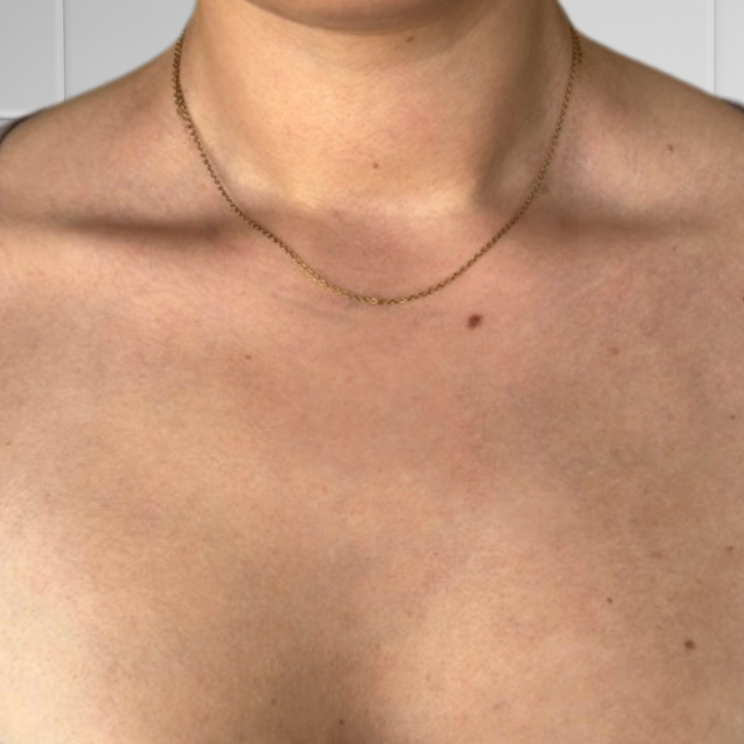 Person trägt kurze goldene Link Chain Kette, Nahaufnahme des Halsbereichs