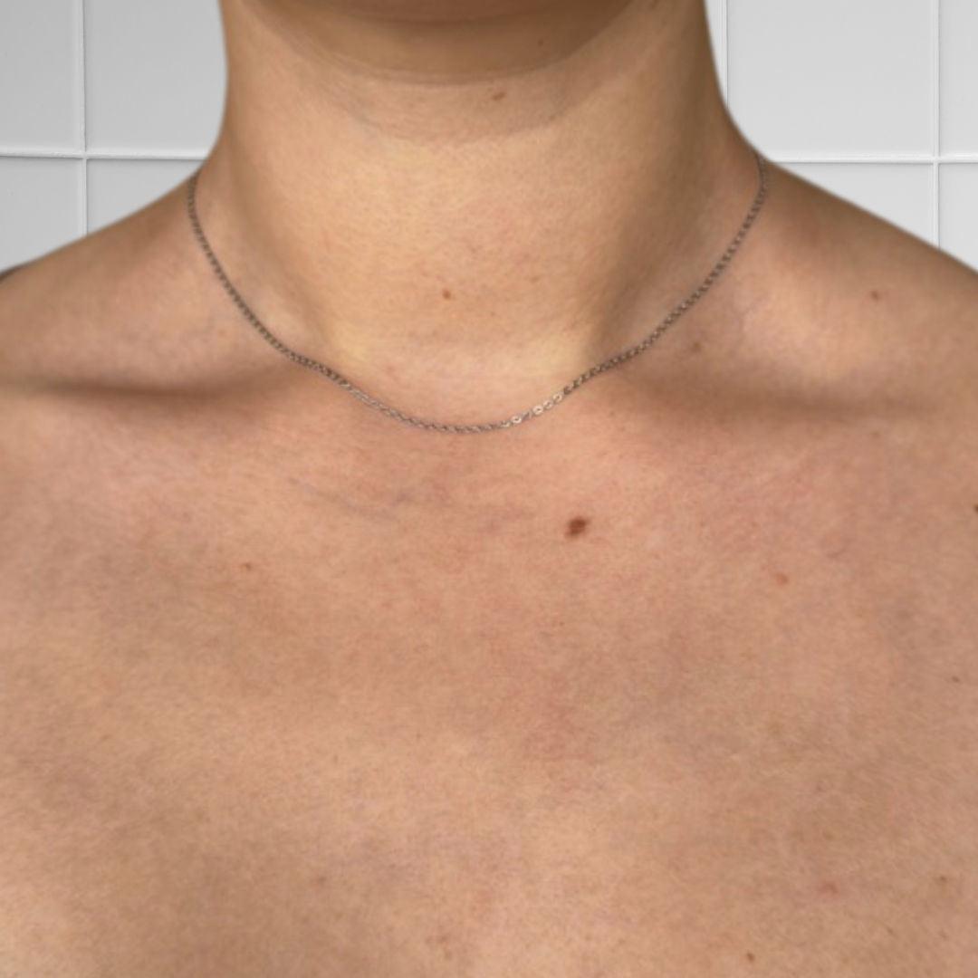 Person trägt kurze silberne Link Chain Kette, Nahaufnahme des Halsbereichs