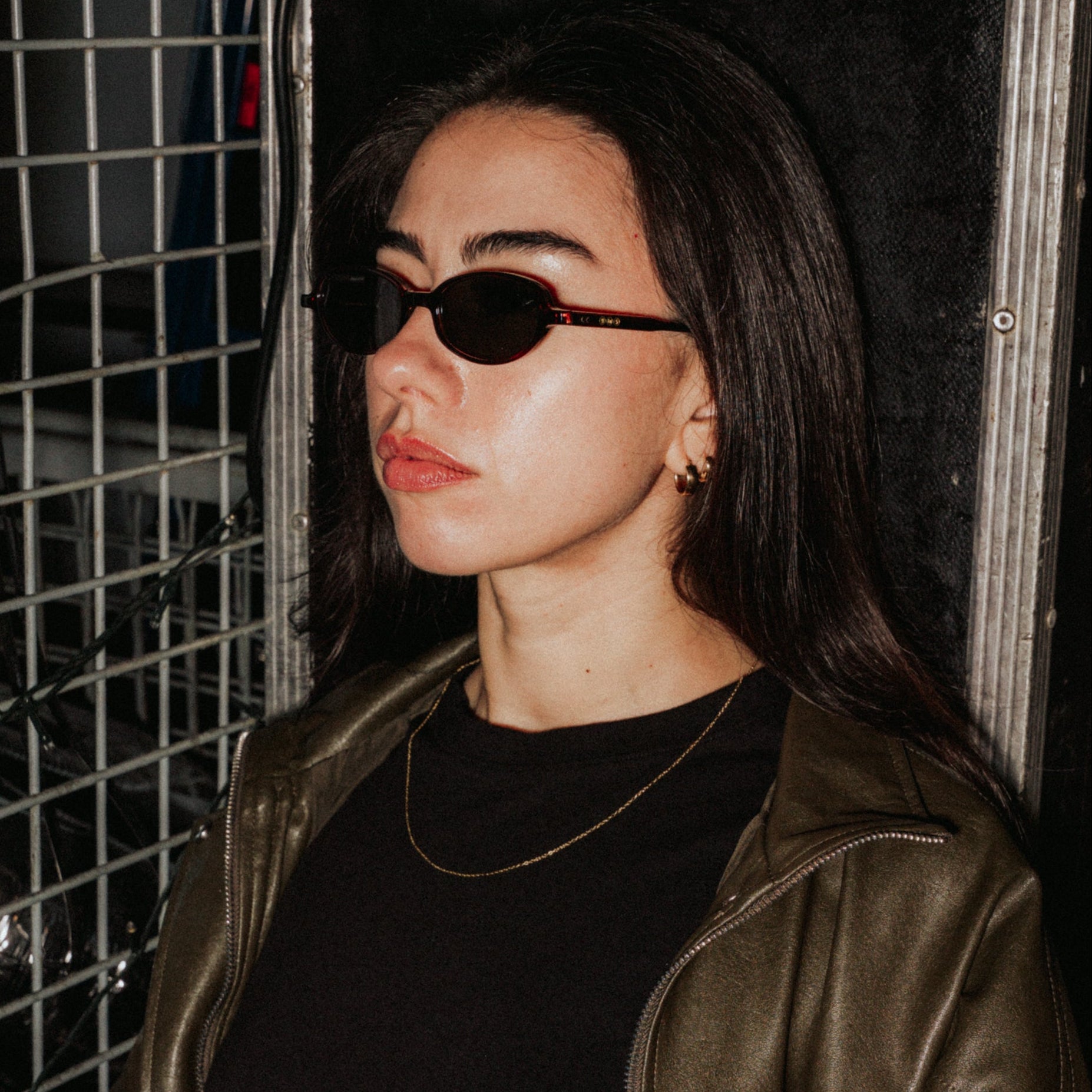 Unisex Silberkette „Lowkey Shy“ lang aus Edelstahl, feine minimalistische Halskette getragen im Close-up.