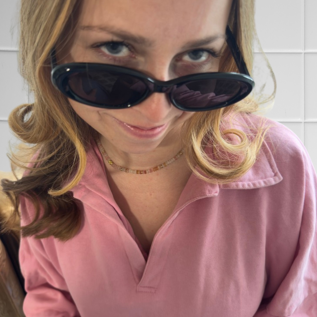 Frau trägt beige-roséfarbenen Perlen-Choker, Nahaufnahme des Halsbereichs