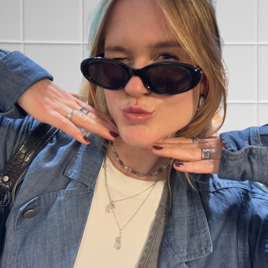 Frau trägt blau-weißen Perlen-Choker, Nahaufnahme des Halsbereichs