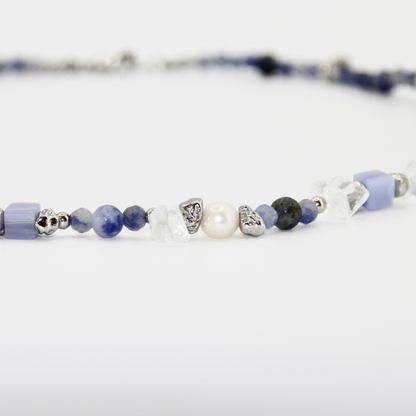 Detailaufnahme eines blau-weißen Perlen-Chokers mit silbernen Zwischenelementen