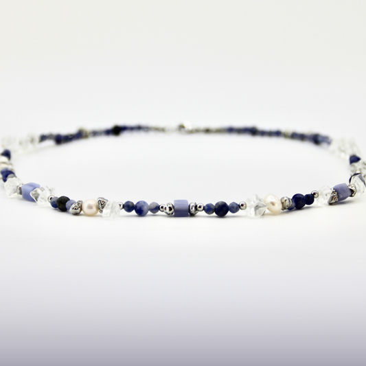 Blau-weißer Perlen-Choker mit silbernen Details auf weißem Hintergrund