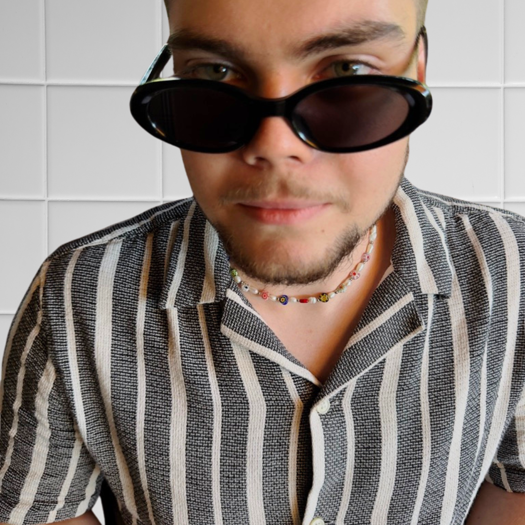 Mann trägt bunten Perlen-Choker, Nahaufnahme des Halsbereichs