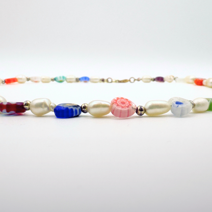 Detailaufnahme eines bunten Perlen-Chokers und goldenen Zwischenelementen