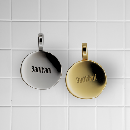 Zwei Sonnen-Anhänger Rückseite aus Edelstahl in Silber und Gold auf weißem Kachel-Hintergrund