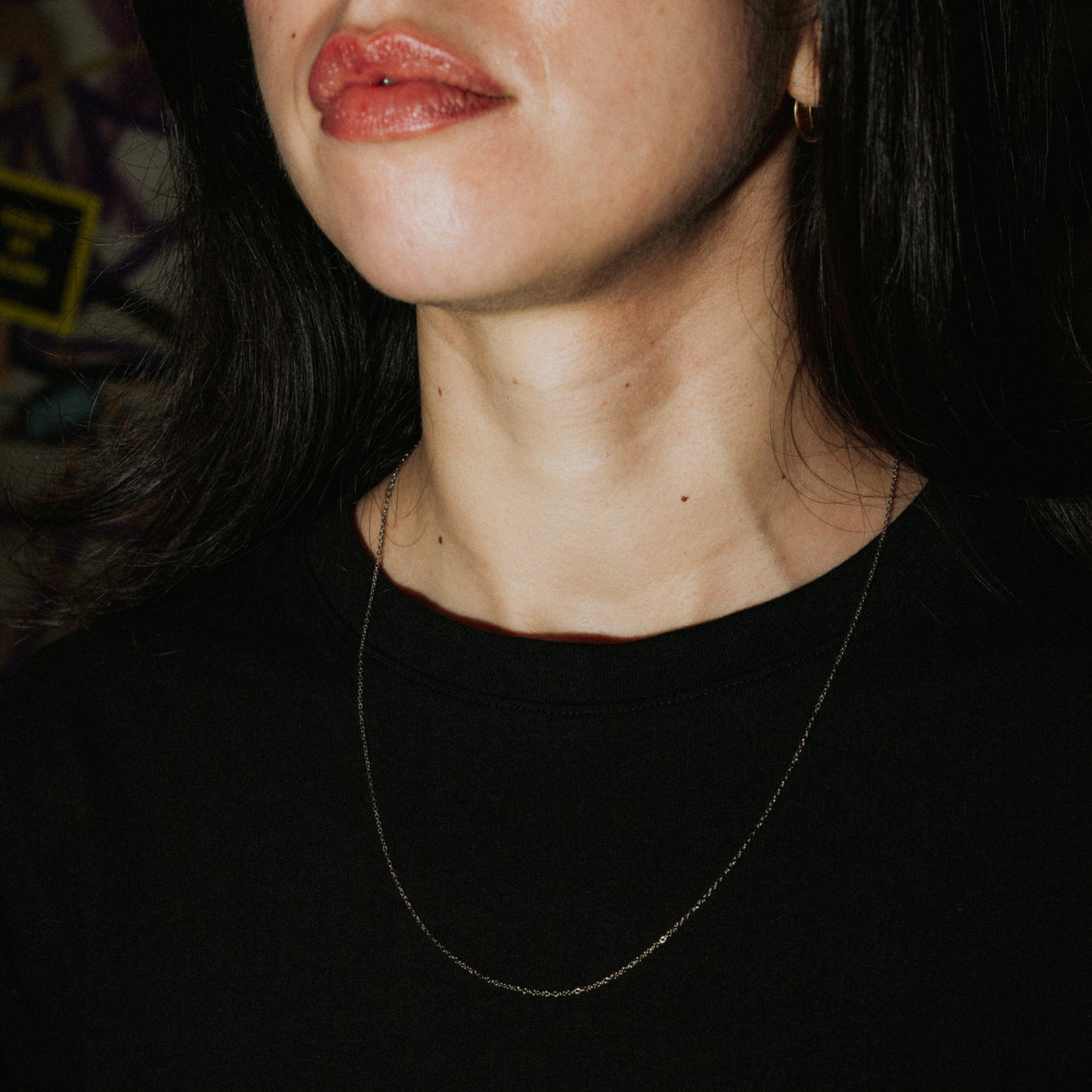 Unisex Silberkette „Lowkey Shy“ lang aus Edelstahl, feine minimalistische Halskette getragen im Close-up.